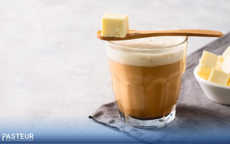 Cà phê bơ là loại đồ uống biến tấu từ cà phê truyền thống, thêm bơ và hôn hợp tinh dầu dừa, dầu cọ thiên nhiên
