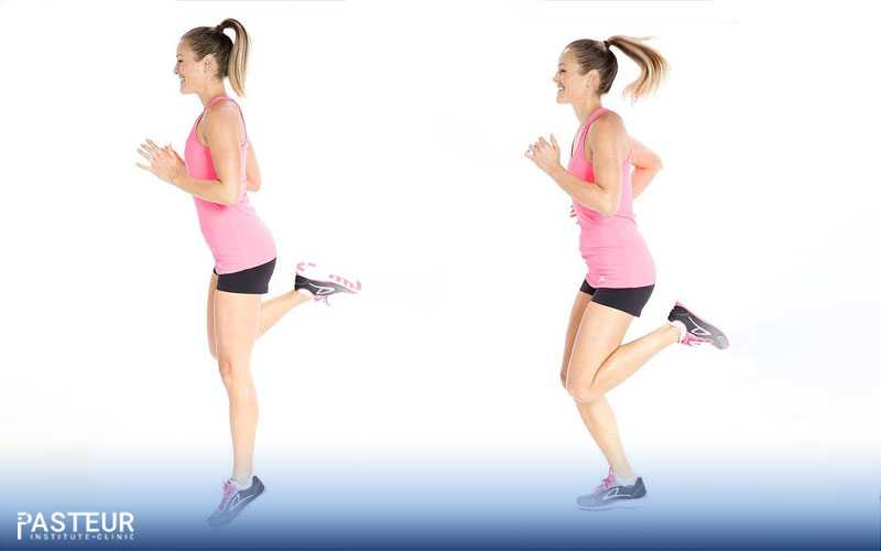 Động tác chạy nâng cao gót chân giúp bắp tay, bụng, mông được săn chắc.