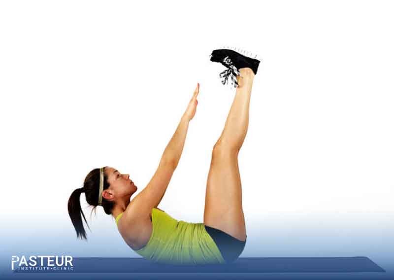 Nâng chân dọc Vertical Leg Crunch là bài tập giảm mỡ bụng tăng cường sự dẻo dai cho cơ thể
