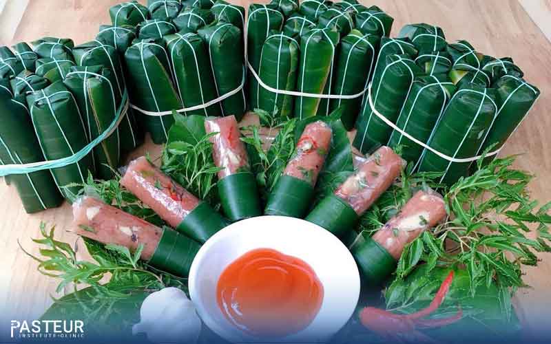 Nem chua là món ăn nổi tiếng của vùng đất Thanh Hóa, chứa tới 140 calo trên mỗi 100g