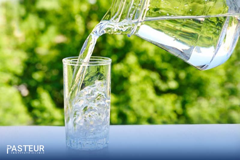Nước có công dụng thúc đẩy quá trình trao đổi chất và đào thải độc tố ra khỏi cơ thể, từ đó giúp giảm béo