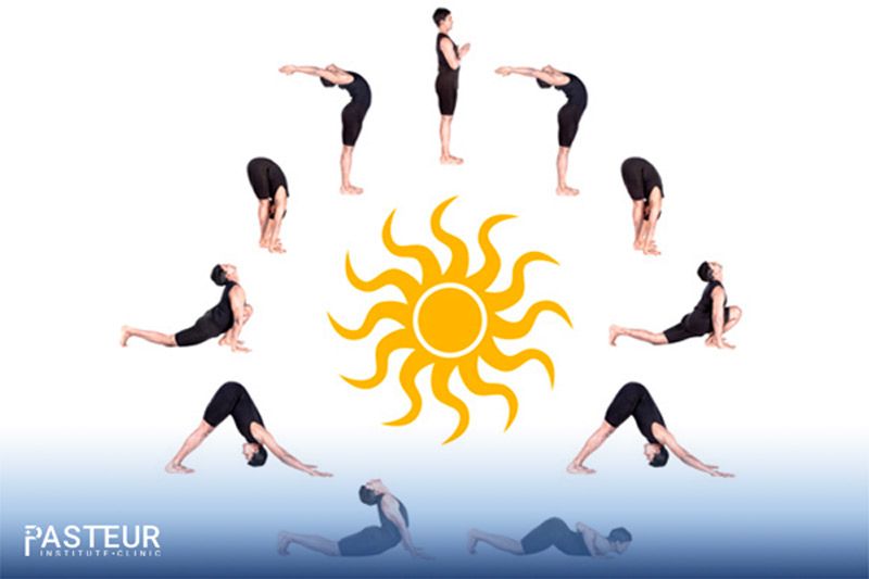 Tư thế yoga chào mặt trời tăng cường siết mỡ bụng và giảm mỡ toàn thân nhờ vận động toàn bộ cơ thể.
