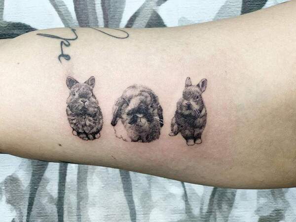 Hình xăm 3 chú thỏ ngộ nghĩnh dễ thương trên bắp tay