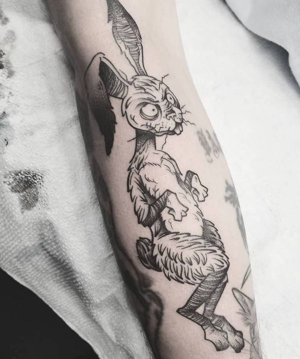 Tatto thỏ cau có trên cánh tay