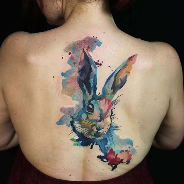 Tattoo hình thỏ với mực loang trên nửa lưng nữ giới