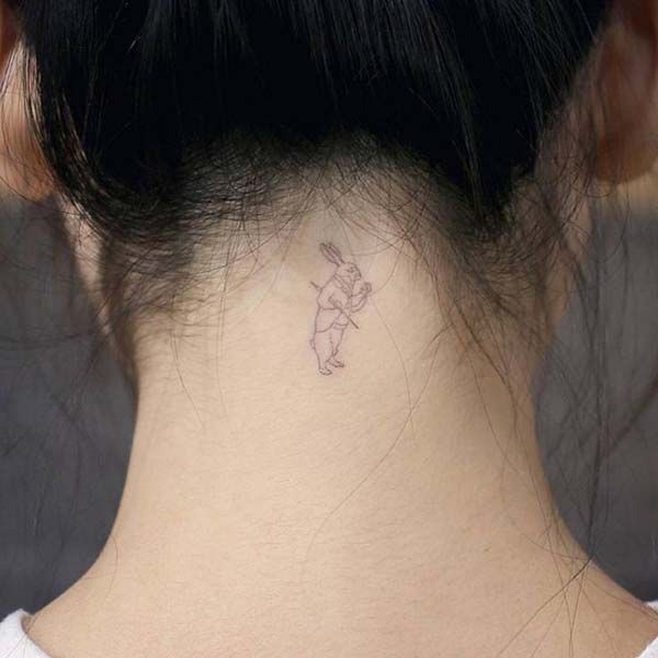Thỏ chống gậy tatto sau gáy
