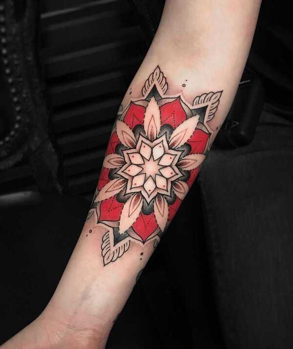 Hình tattoo Mandala trên cánh tay màu đỏ cực ngầu