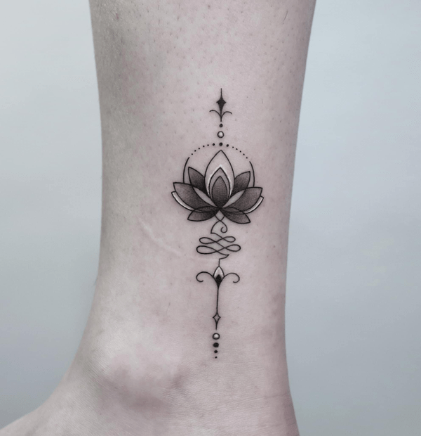 Mẫu tattoo hoa sen mandala mini ở cổ chân huyền bí