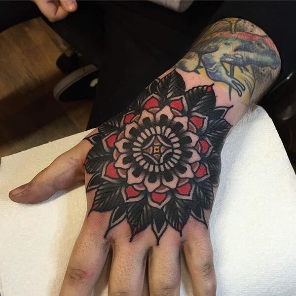 Tattoo hình hoa sen mandala trên mu bàn tay