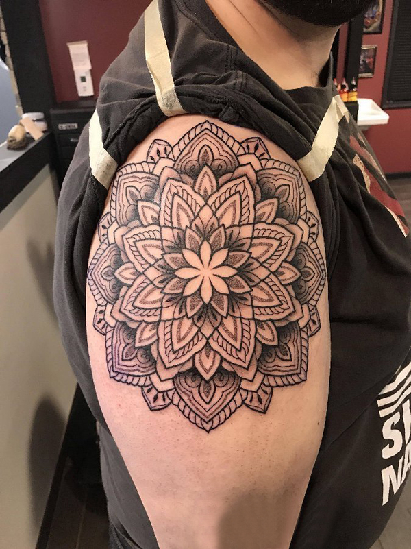 Mẫu Tattoo hình hoa sen Mandala bắp tay cực chất
