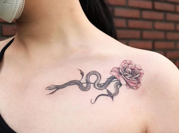 Hình xăm hình con rắn dưới xương đòn cùng hoa hồng