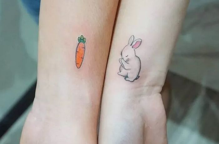 Xăm hình thỏ và cà rốt cùng người yêu
