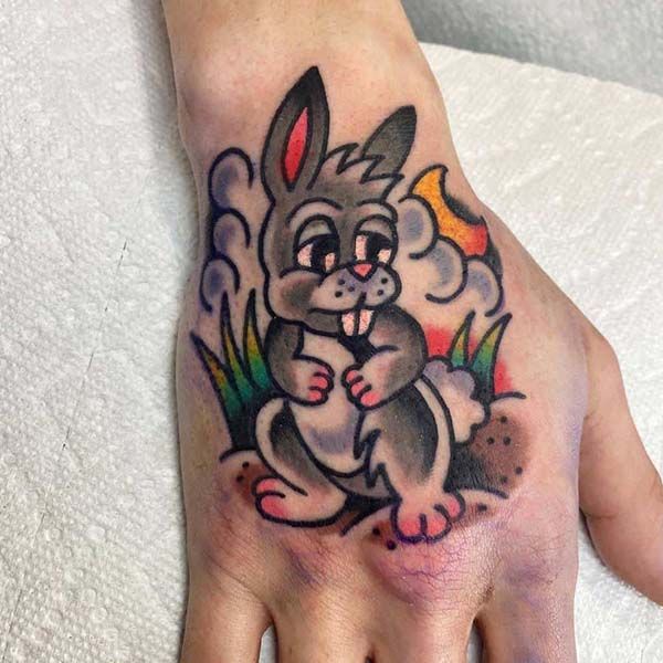 Xăm hình con thỏ nhiều màu ở mu bàn tay