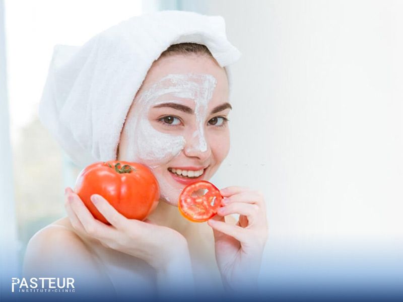Trái cà chua sở hữu nhiều loại vitamin giúp mờ nám và tăng cường sự khỏe khoắn, mịn màng cho da mặt